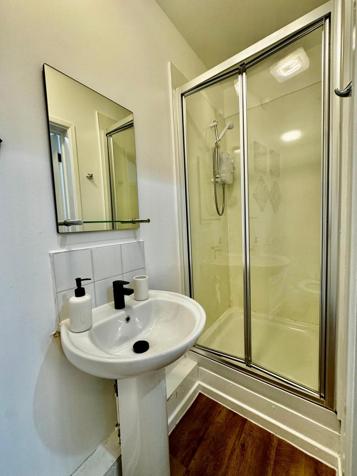 Rnm - Business Professional & Top Choice, Private Access & Entire Place, Kitchen & Washroom With Amenities, Smart Tv, Easy Access, Fast Wifi, Parking Nearby, Great Transport Links Halesowen Luaran gambar